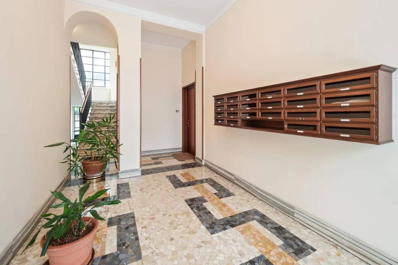 Design And Stylish Flat In Centrale Apartment Milan Italy